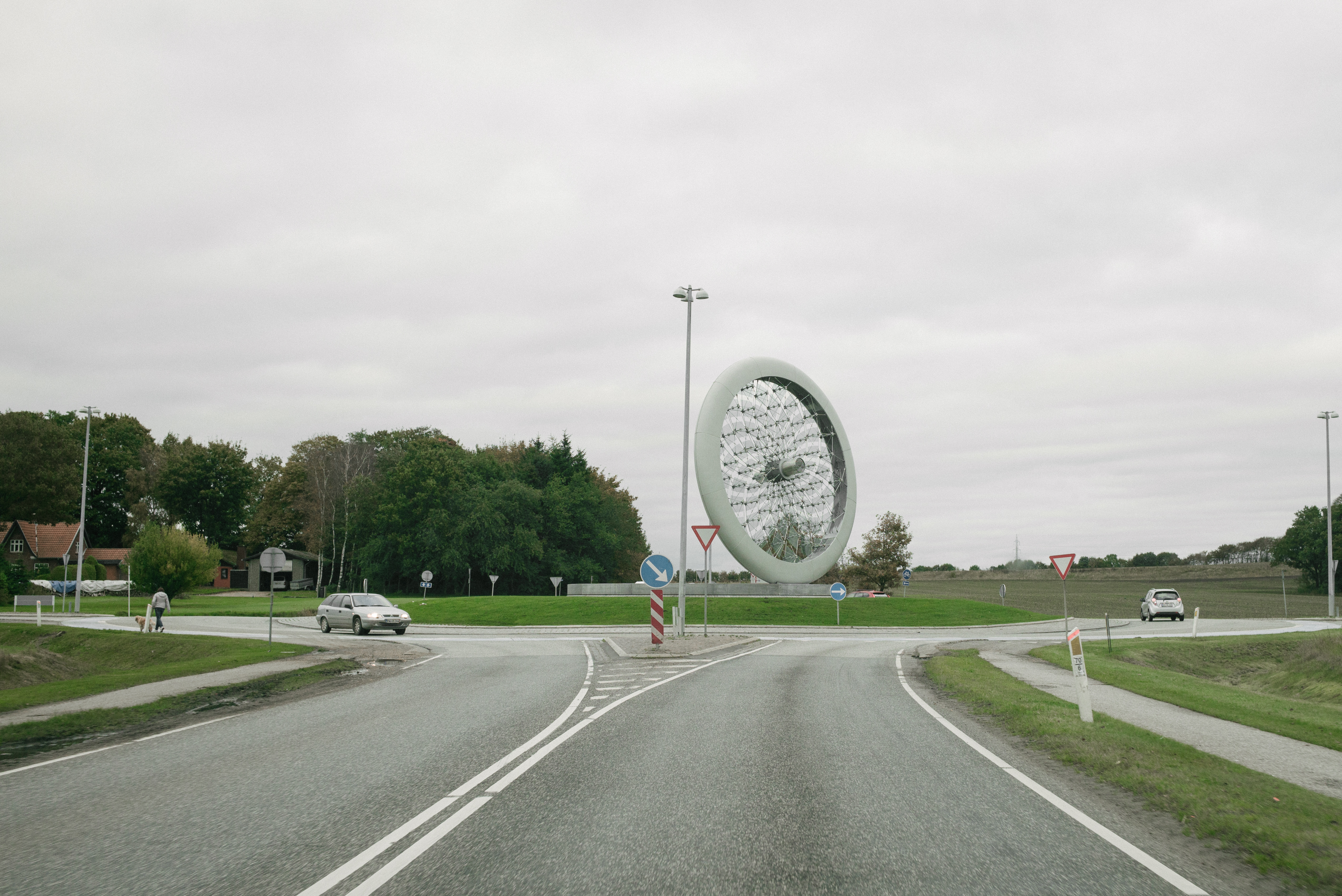 Indkørslen til Give