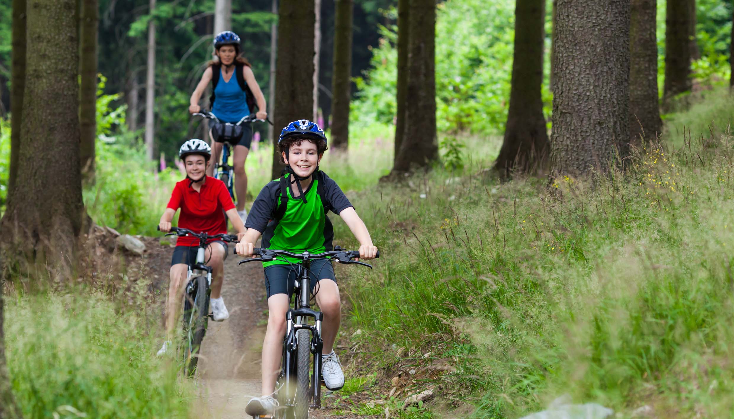 Familie på mountainbike