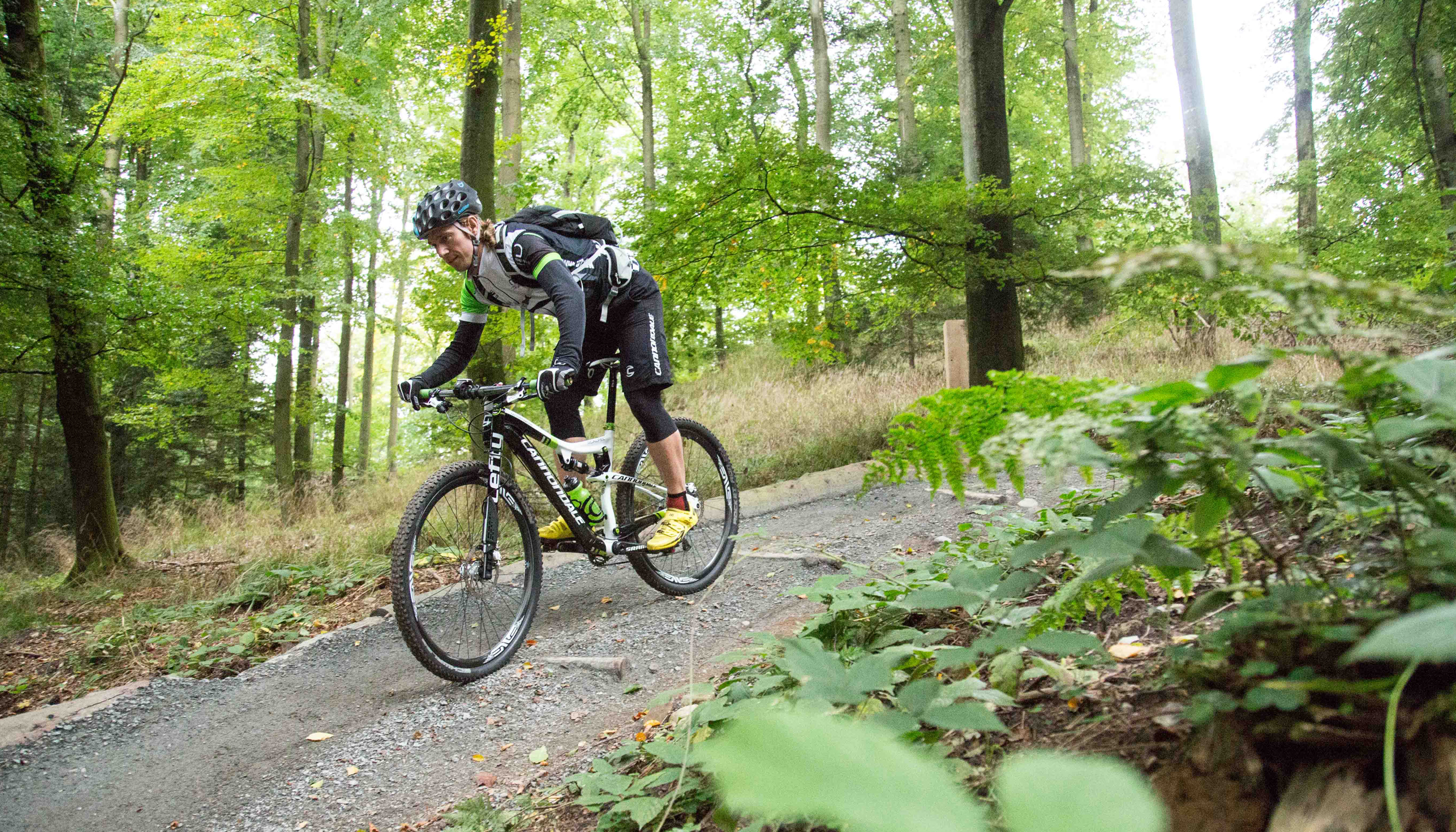 Mand på mountainbike