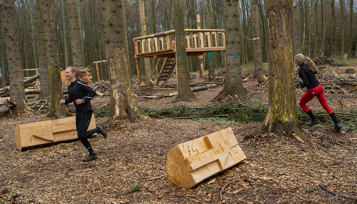 Damer træner på motionsbanen i Nørreskoven