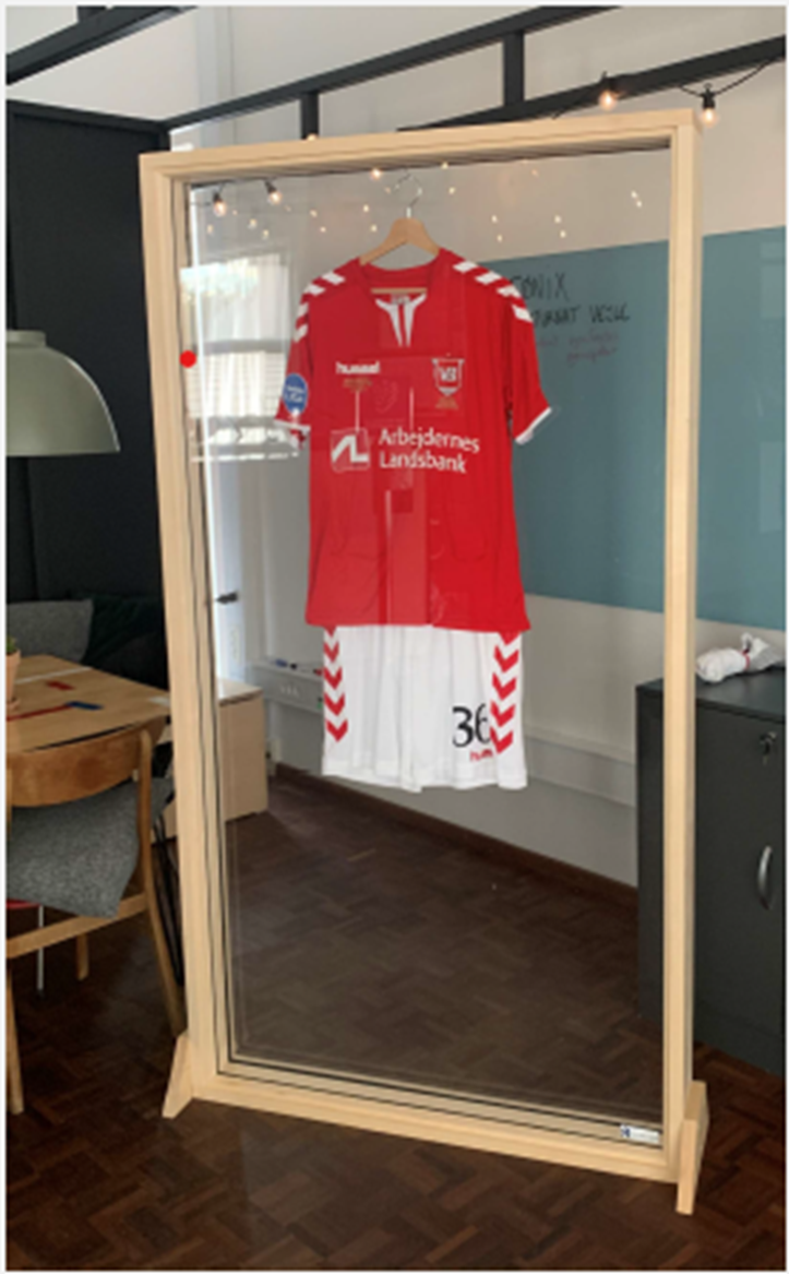 Udstillingsmontre med træramme og glas. Kan f.eks. bruges til udstilling af klubtrøjer