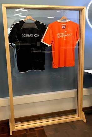 Udstillingsmontre med træramme og glas. Kan f.eks. bruges til udstilling af klubtrøjer