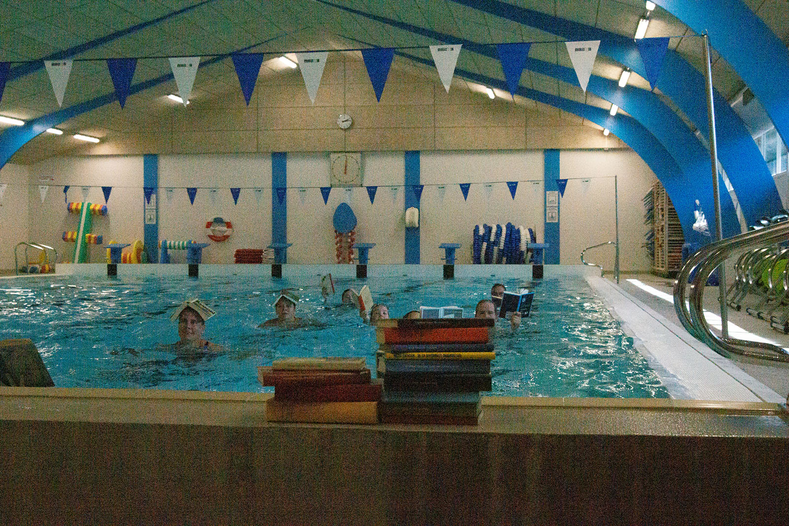 Svøm en bog i Thyregod. Nogle svømmer og læser andre svømmer med bogen på hovedet.