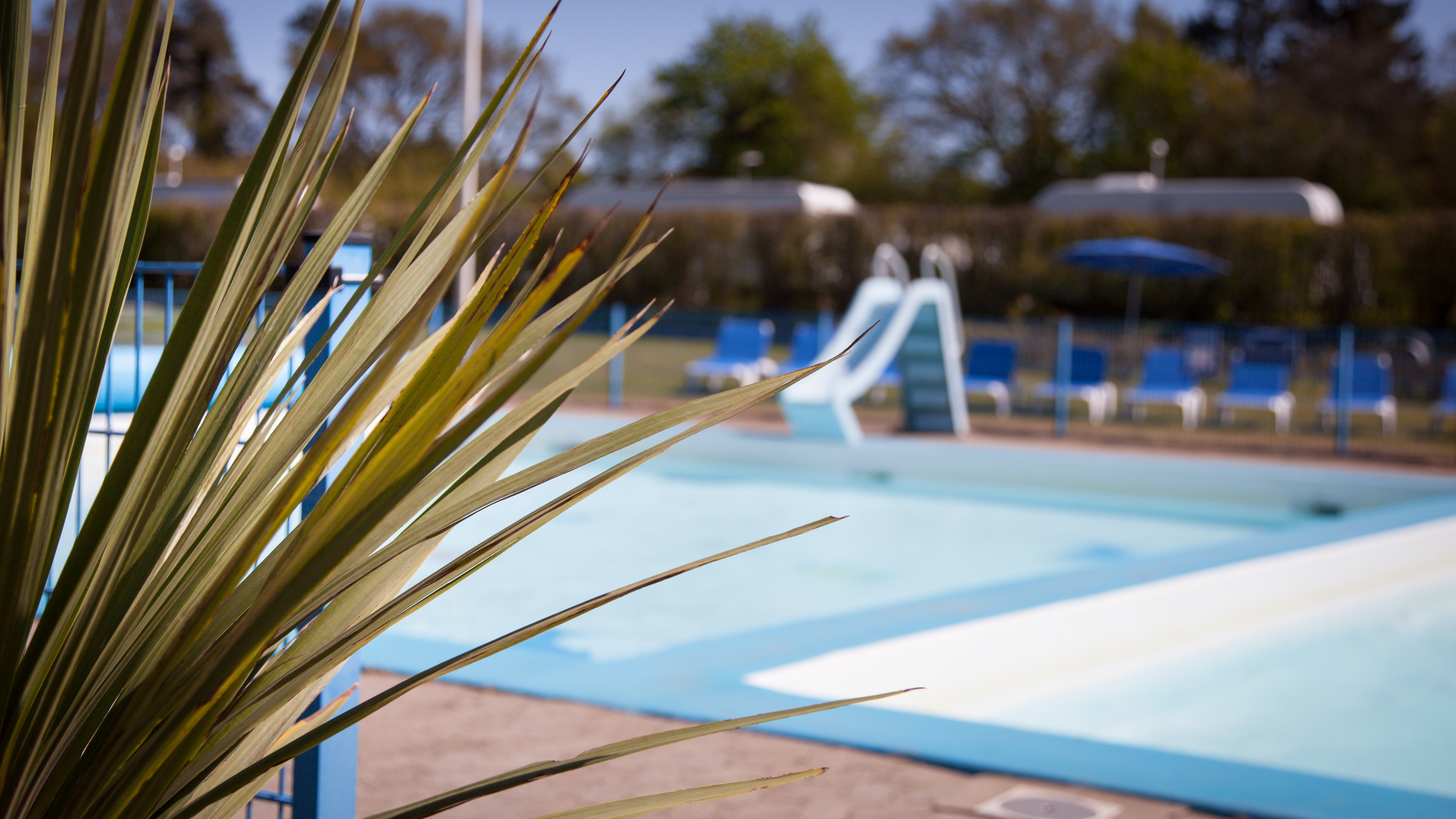 Bassinet i Give Friluftsbad med lille rutsjebane