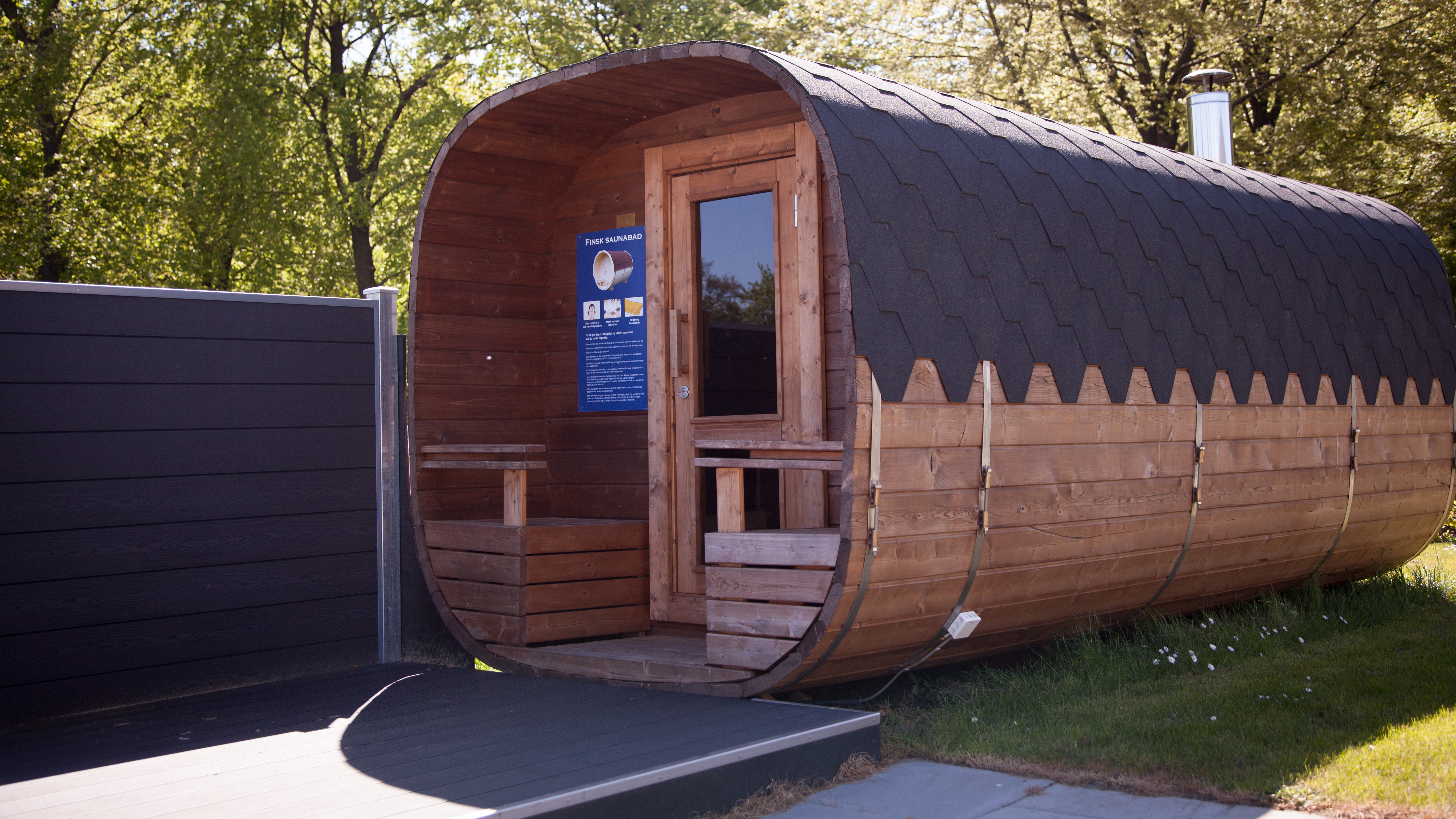 Udendørs saunaen ved Give Friluftsbad ligner en tønder lavet af træ