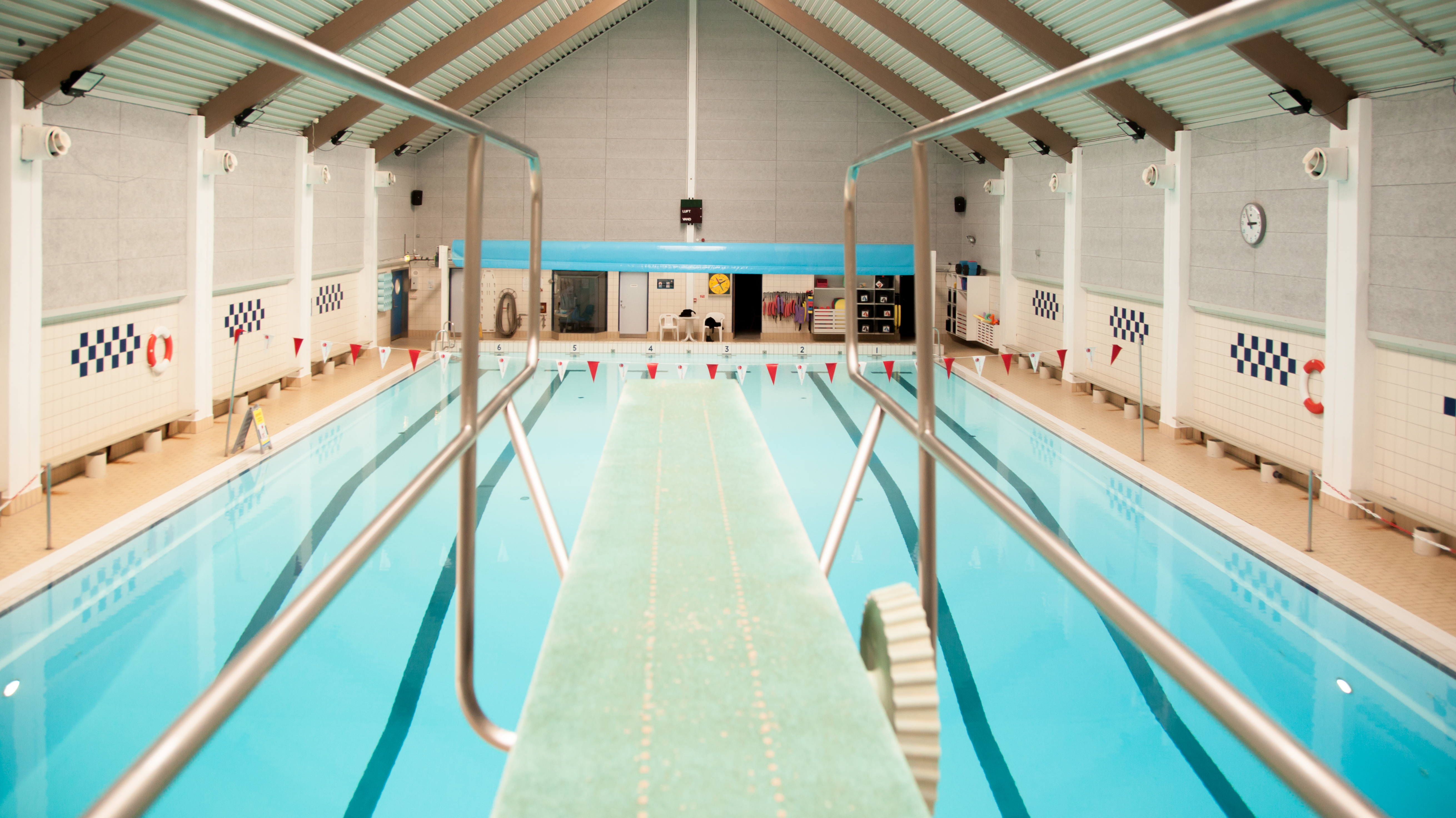 Børkop Svømmehal stort bassin set fra 3 meter vippen