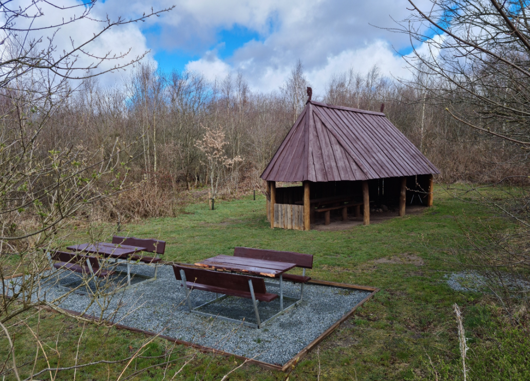 I Vandel har vi mange gode opholdssteder, hvor man kan grille med hele familien som i vores nye bålhytte tæt på byens kælkebakke og nye udstykninger.