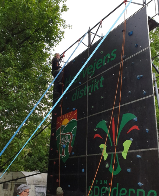 Ud over at klatreklubben har en kæmpevæg i Vandel Hallen, så kan man også prøve kræfter med den mobile klatrevæg.