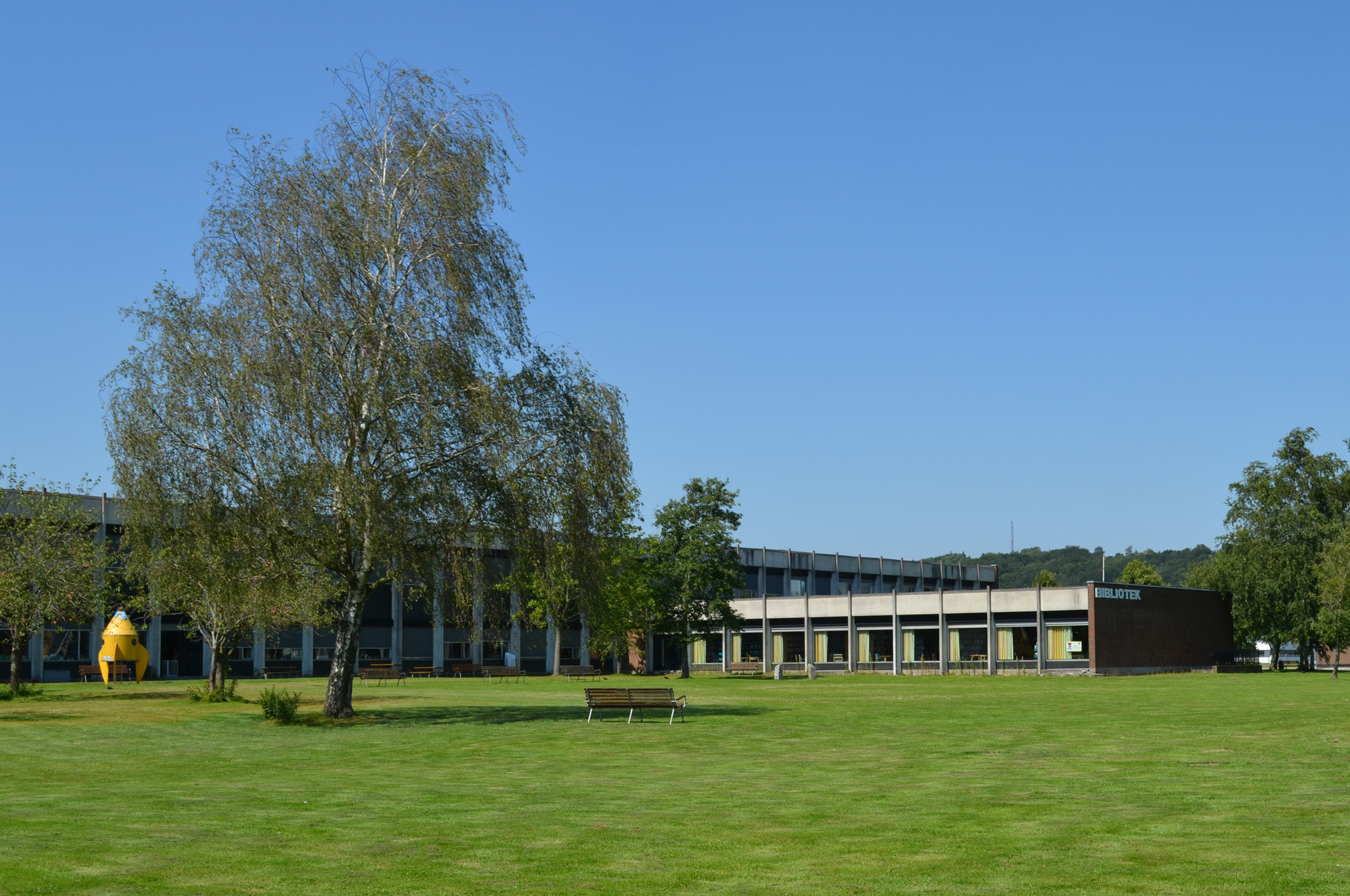 Bibliotekets have laves om til biodiversitetshave med blomstereng, naturgræs, insekthoteller, kvasbunker og et stisystem med bænke, så man kan sidde og nyde det hele.