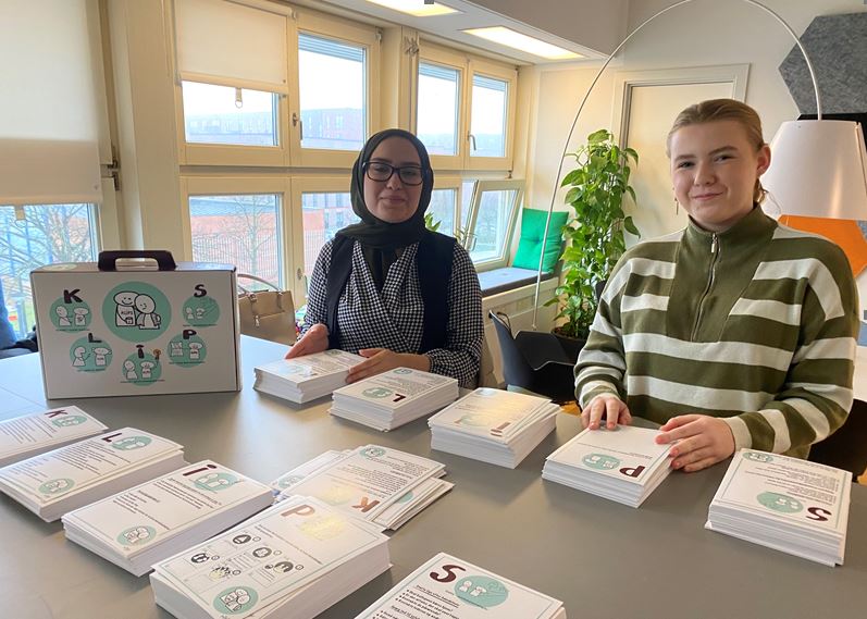 Praktikanter pakker kort