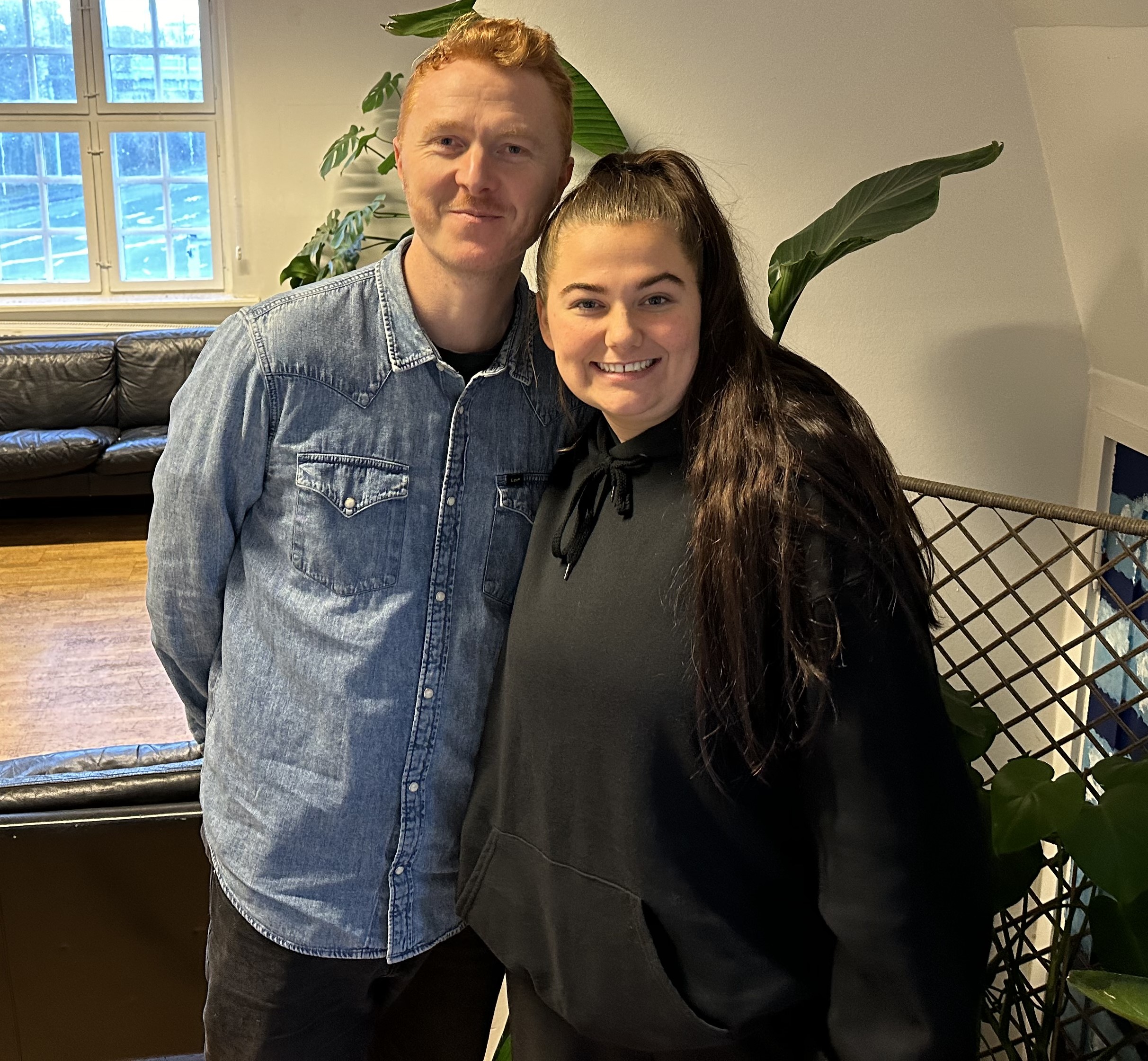 Billedet viser Cille, der er eventkoordinatorelev, og Kasper, som er hendes vejleder i Ungehuset Værket