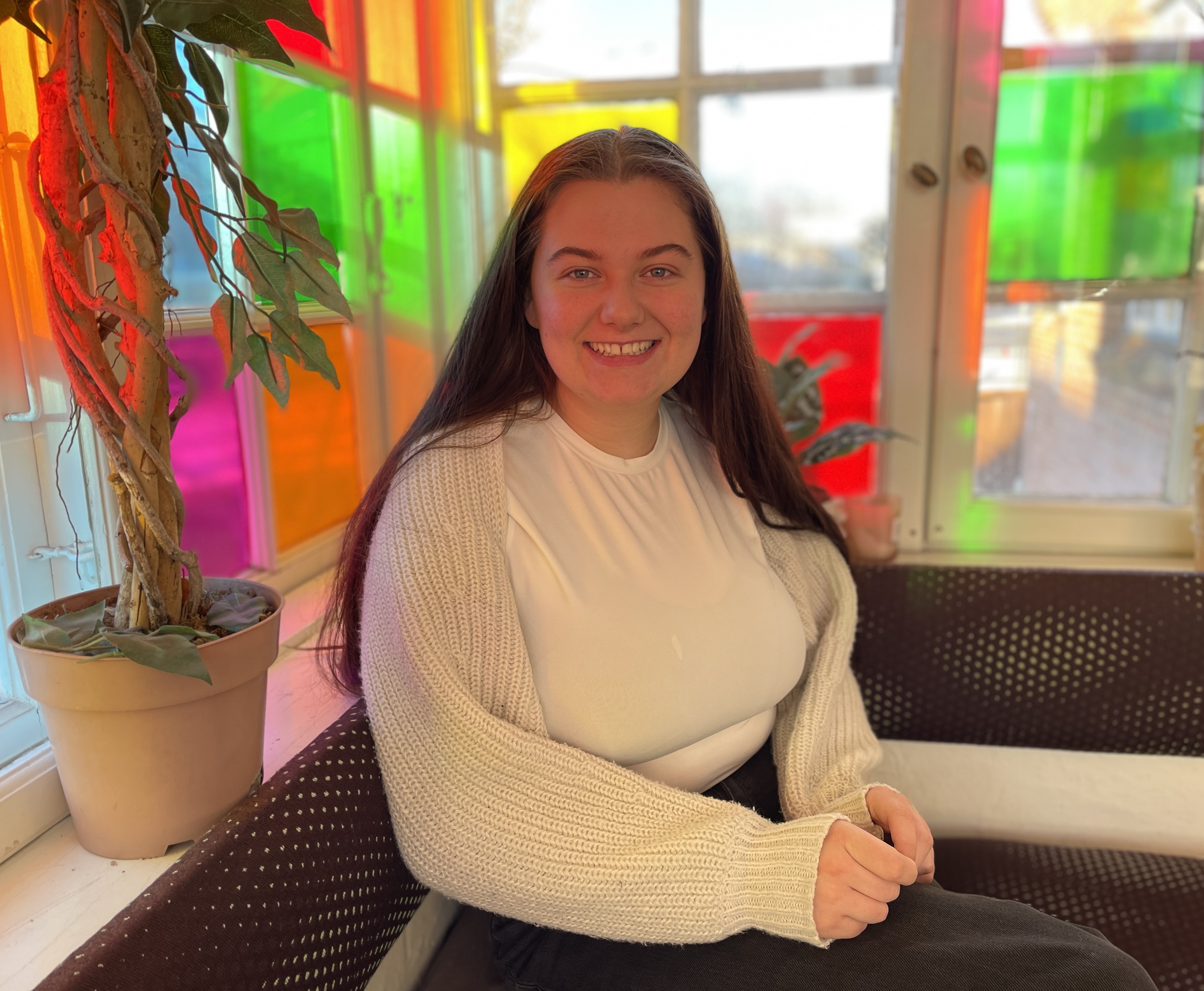 Billedet viser Cille, der er eventkoordinatorelev. Hun sidder i Værket, hvor hun har sin daglige gang