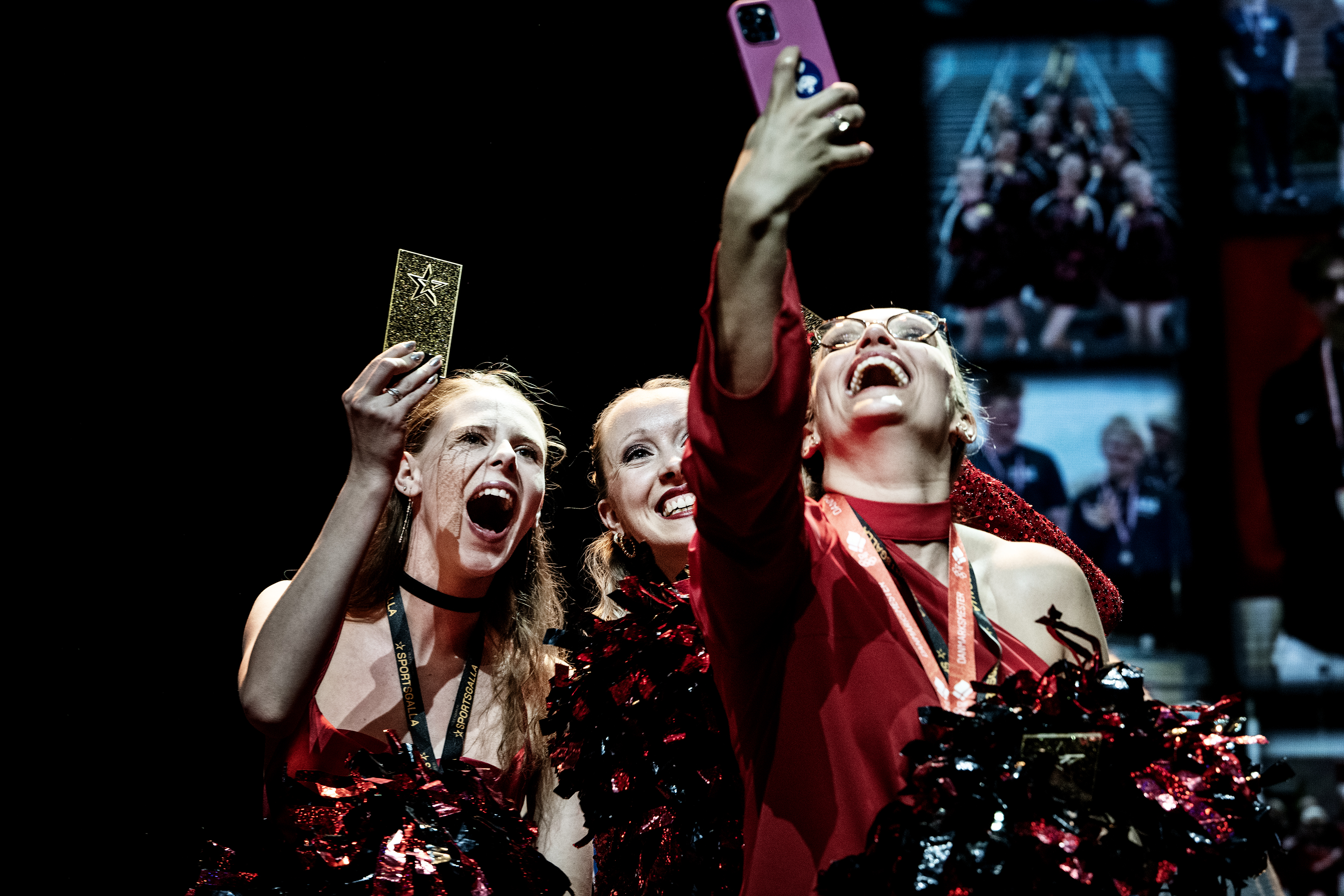 Sportsgalla - stemningsbillede - tre piger tager selfi