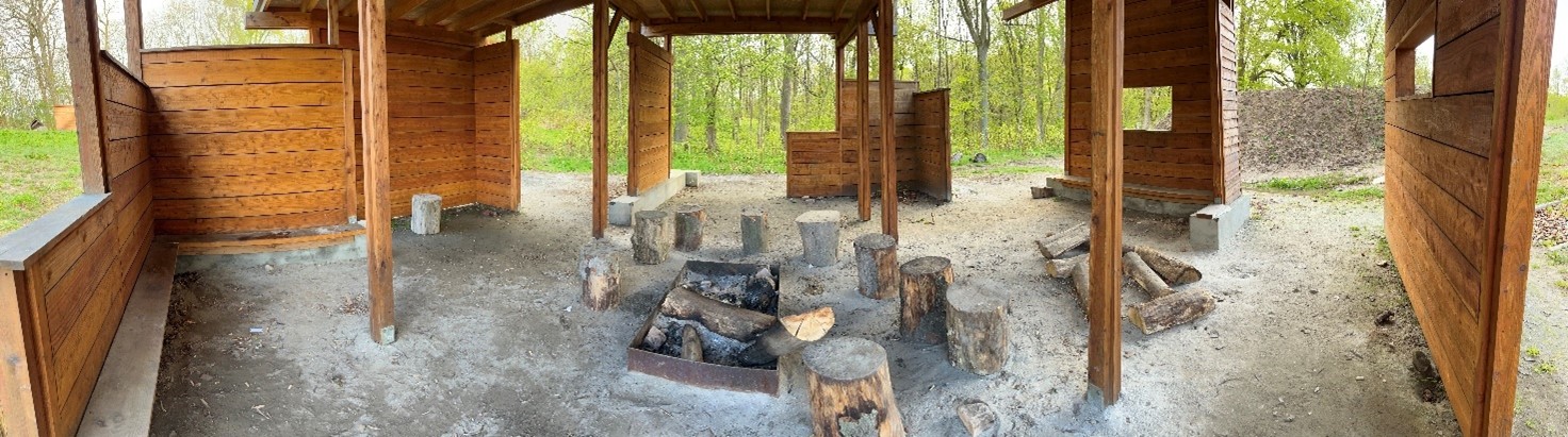 Indvendigt i bålhytten.