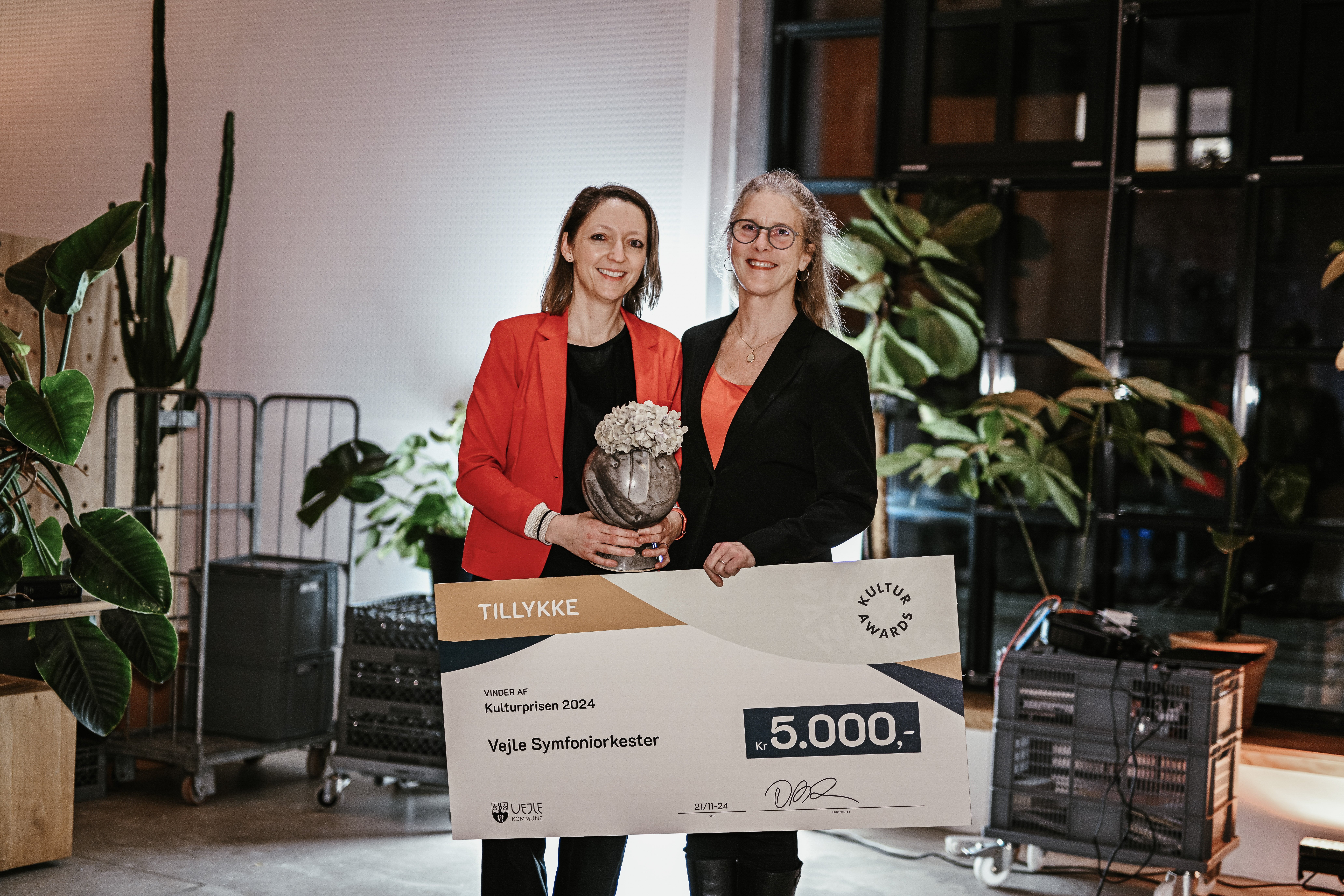 Vejle Symfoniorkester vinder af Kulturprisen. To kvinder med en check på 5000 kr. og en statuette