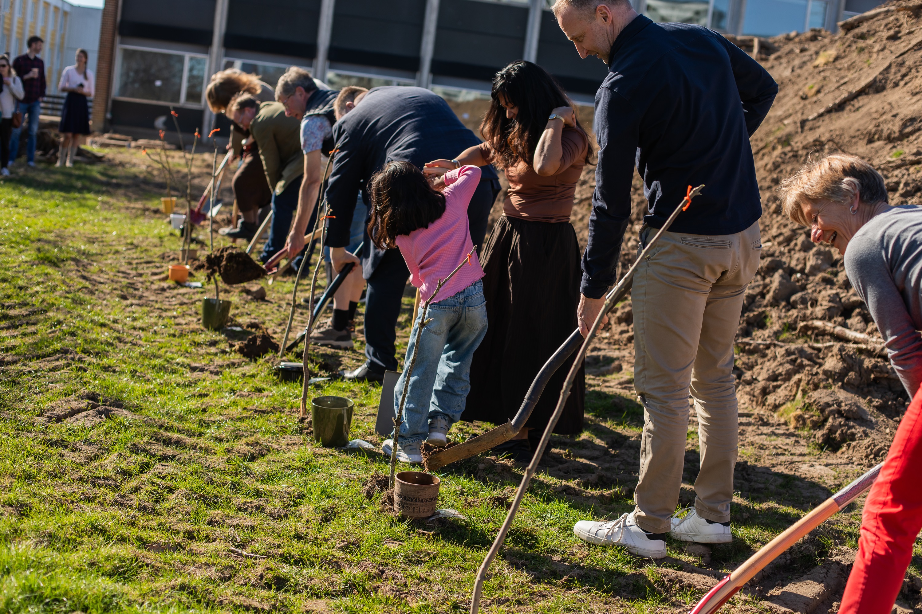 Billedet viser første spadestik ved det kommende kulturhus, hvor ti borgere hjalp med at tage et spadestik hver