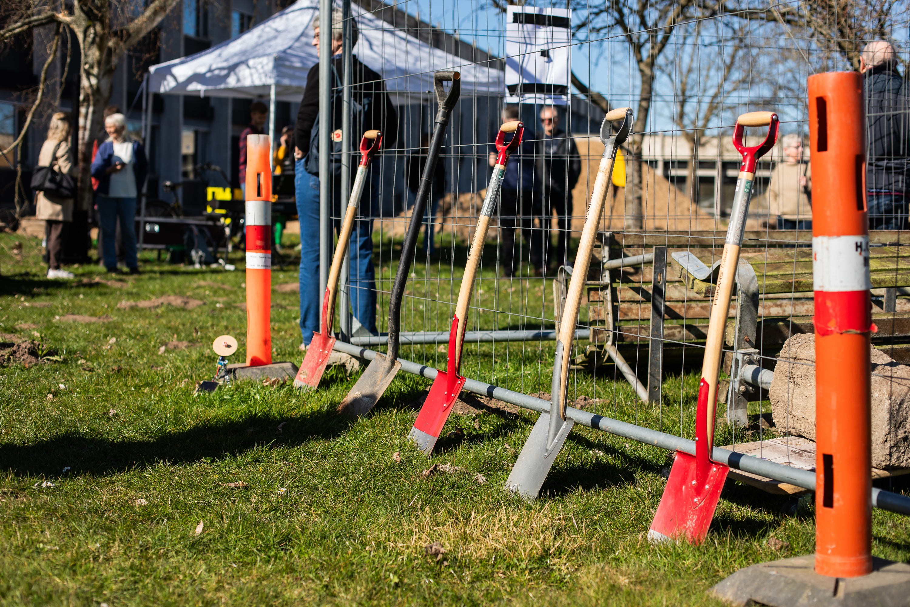 Billedet viser skovlene, som står langs byggehegnet. Klar til første spadestik